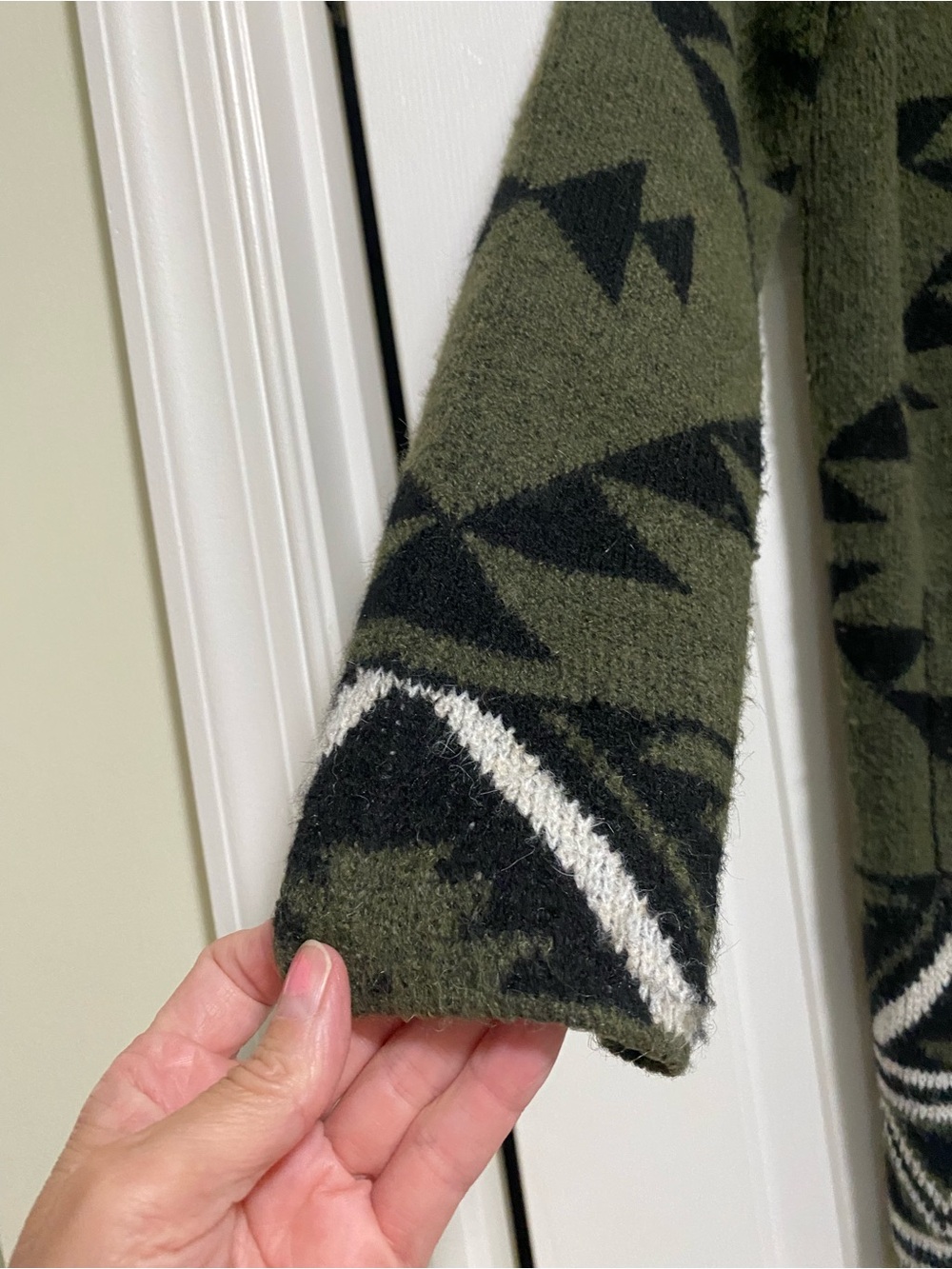 Stylish FRYE Olive & Black Aztec Open-Front Cardigan with Patterned Hem - Picture 4 of 8